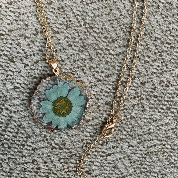 New! Romantic Dried Flower Pendant Necklace - Picture 2 of 5